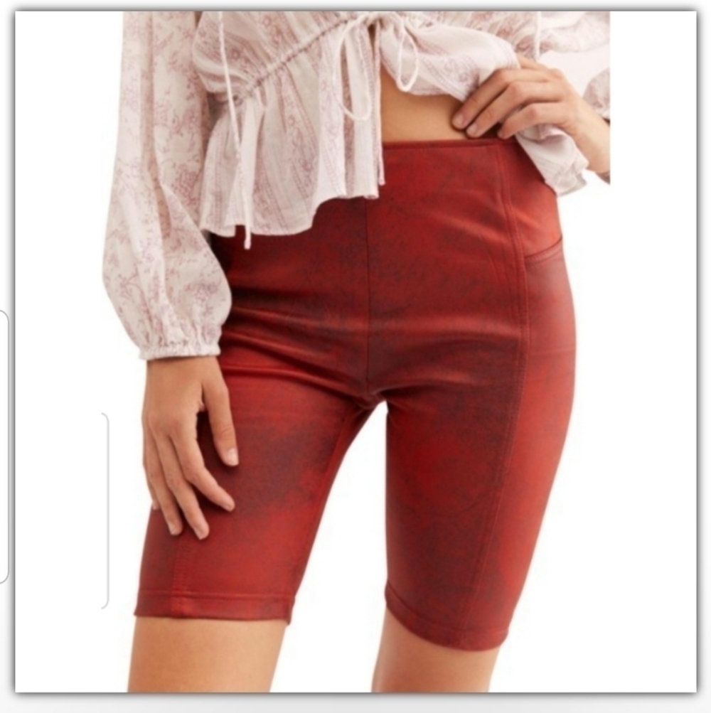 NWOT FREE PEOPLE SHORTS SIZE MEDIUM